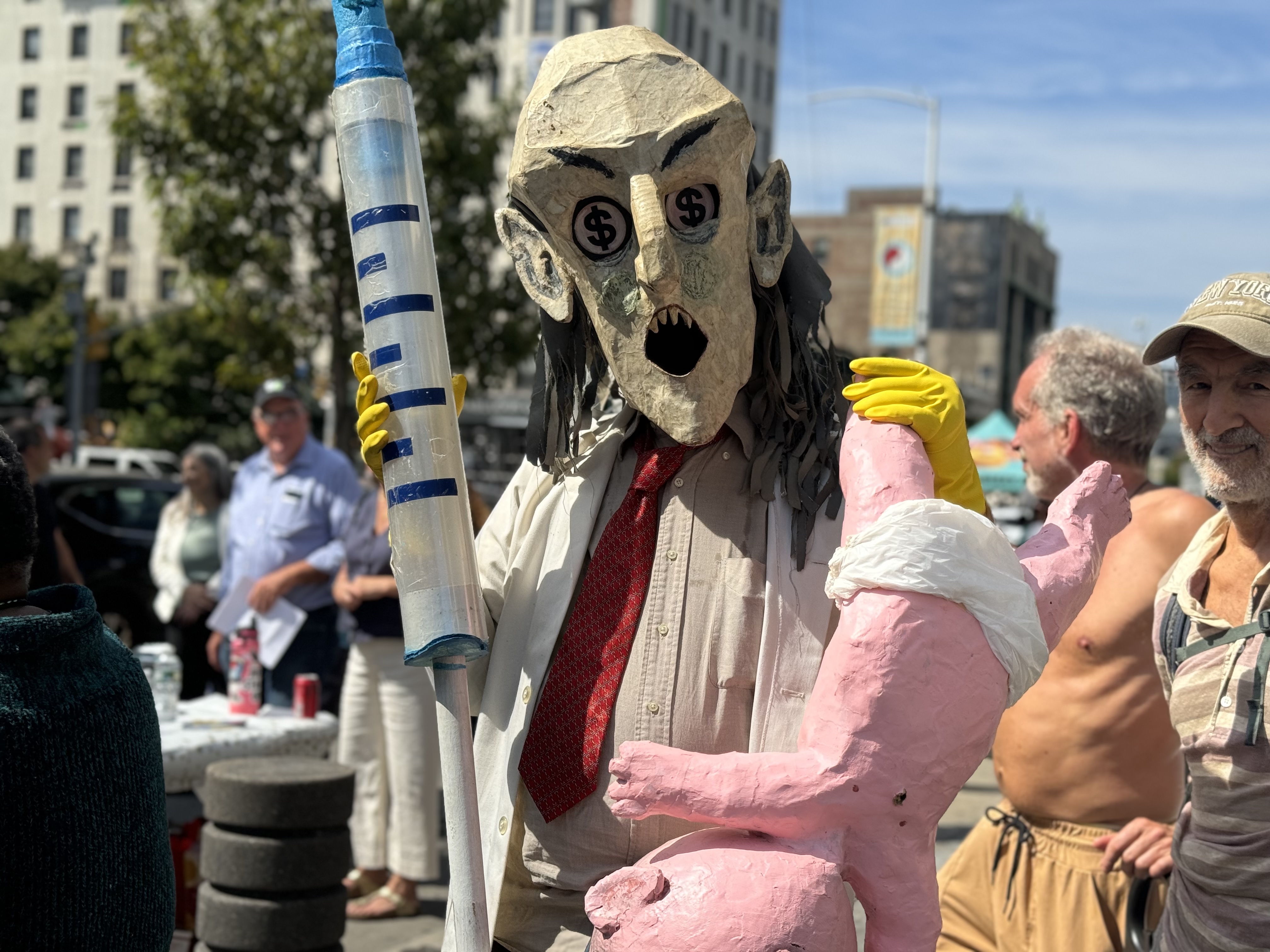 Anti-vaxxers rally in Harlem